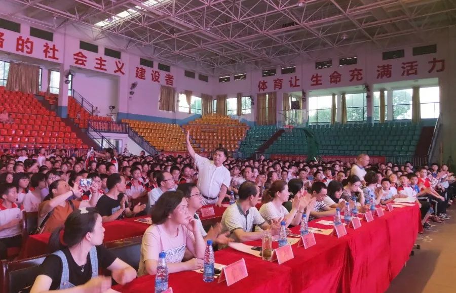 学会感恩与爱同行初中部七年级感恩主题演讲比赛圆满落幕