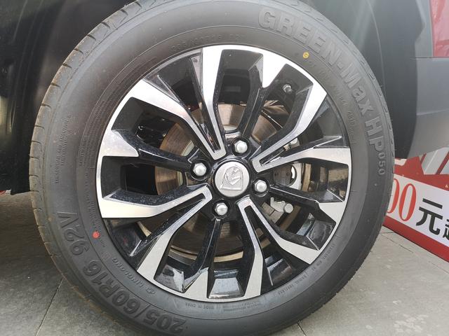 采用了16寸的轮毂,不过这个铝合金的双色轮毂造型还是相当漂亮的.