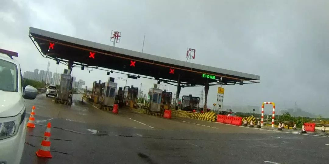 过往的车辆也不多,高速公路交警蔡警官正在西部沿海高速斗门收费站