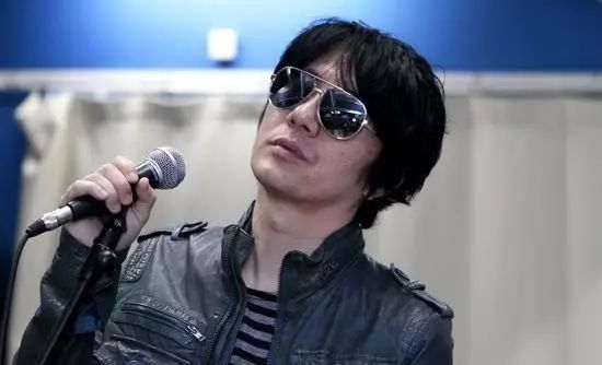 还有著名的摇滚歌手郑钧也是杭电毕业的!