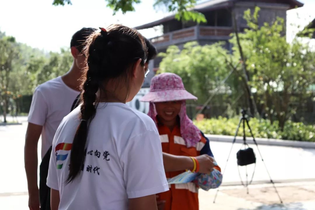 在"美丽中国,我是行动者"横幅签名仪式活动之后,我们与清洁工阿姨合影