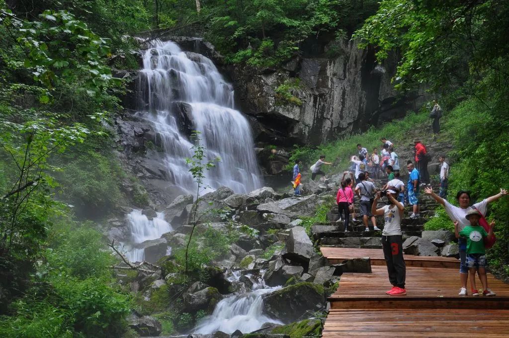 集合后乘正规旅游包车出发,中午到达柴河小九寨景区,到达后统一午餐