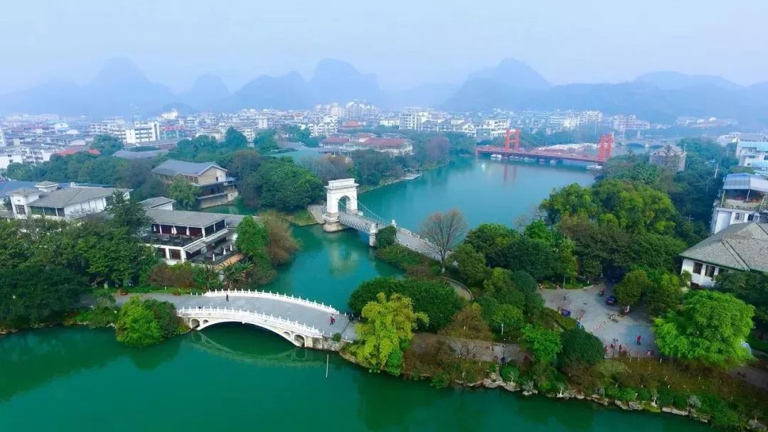 意大利威尼斯水城相媲美的两江四湖环城水系中最著名的 "榕杉湖景区"