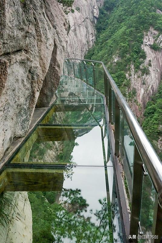 湖北天堂寨有段惊险,刺激的玻璃栈道,等你来感受悬崖之中的心跳