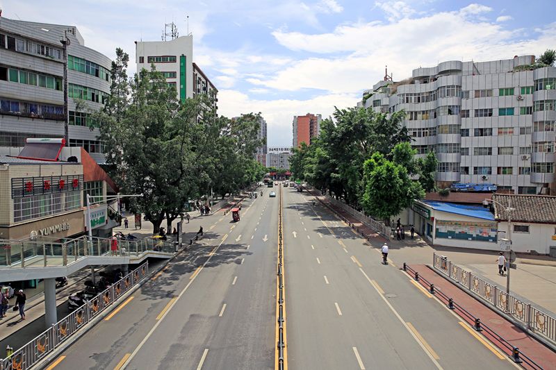 三岔口西路,中与河东大道相交,是西昌城区主干道,也是西昌市通往东五