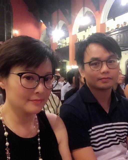 原创45岁袁立三婚,晒婚纱照与小11岁老公忘情拥吻