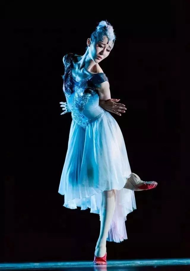 舞蹈上的尤物精灵当之无愧的舞蹈皇后朱洁静