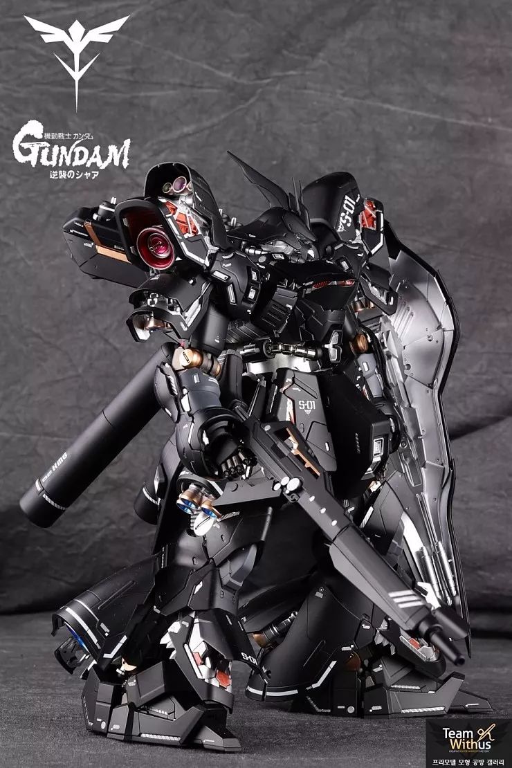 这次这个黑色的确实是把小编震到了,一片乌漆嘛黑还要能表现出来机体