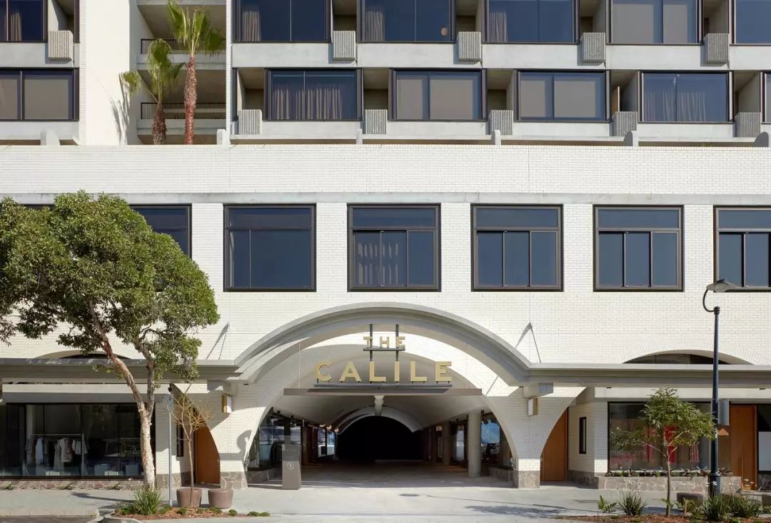 酒店的建筑外墙是简易的白色,看似非常普通的一座建筑一定很难让你想