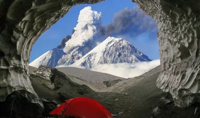 這裡集中分佈著29座活火山和近300座死火山