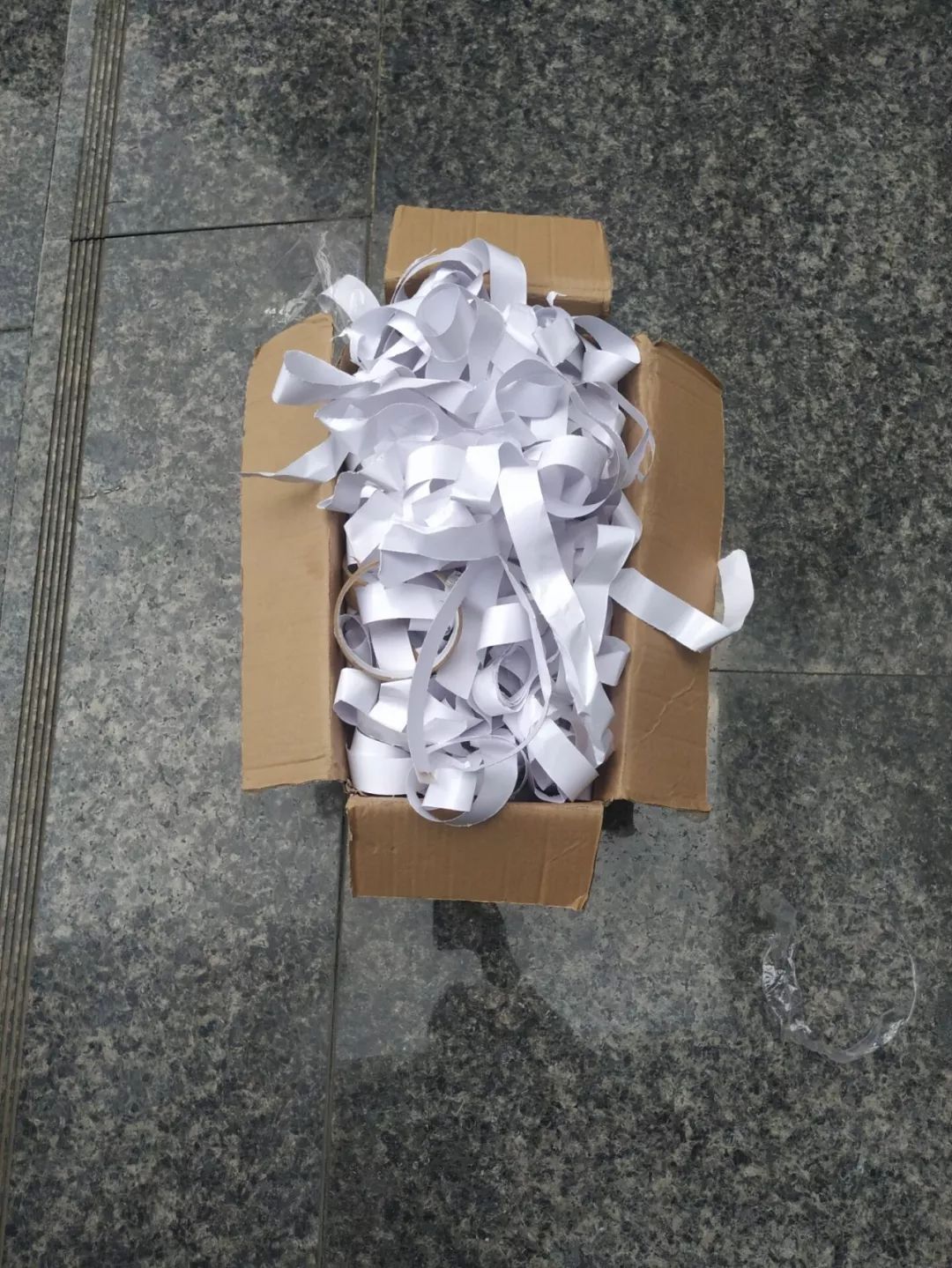 我挥一挥地贴不带走任何一段废纸屑~贴剩下的垃圾我们一并带走~活 动