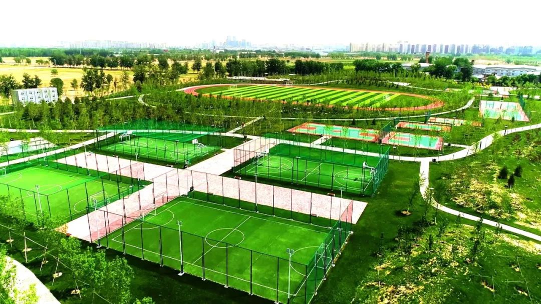 以人为本设计,精雕细琢建设,打造瀛海休闲公园,瀛海体育公园和足球