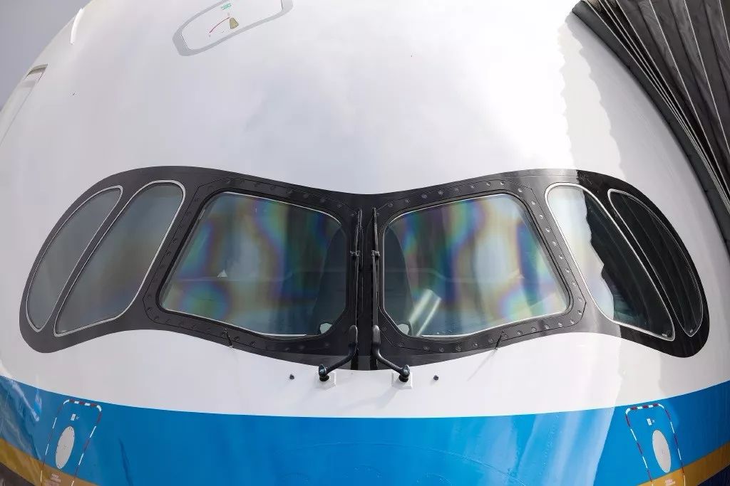 刚刚南航喜提首架a350墨镜侠降落白云机场