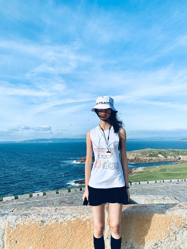 国模李舒萍西班牙跨国秀美腿!无袖t恤 超短裤真撩人,腿比景美