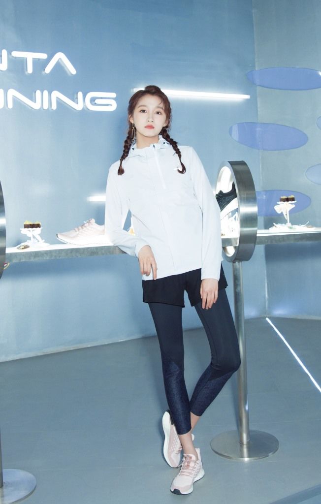 原创21岁关晓彤越来越会穿健美裤配衬衫个性时髦好身材吊打同龄人