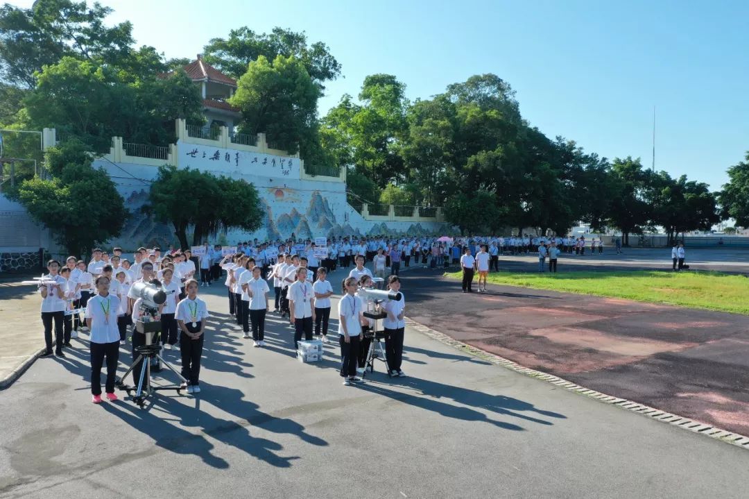 圍觀廉江中學舉辦首屆科技節