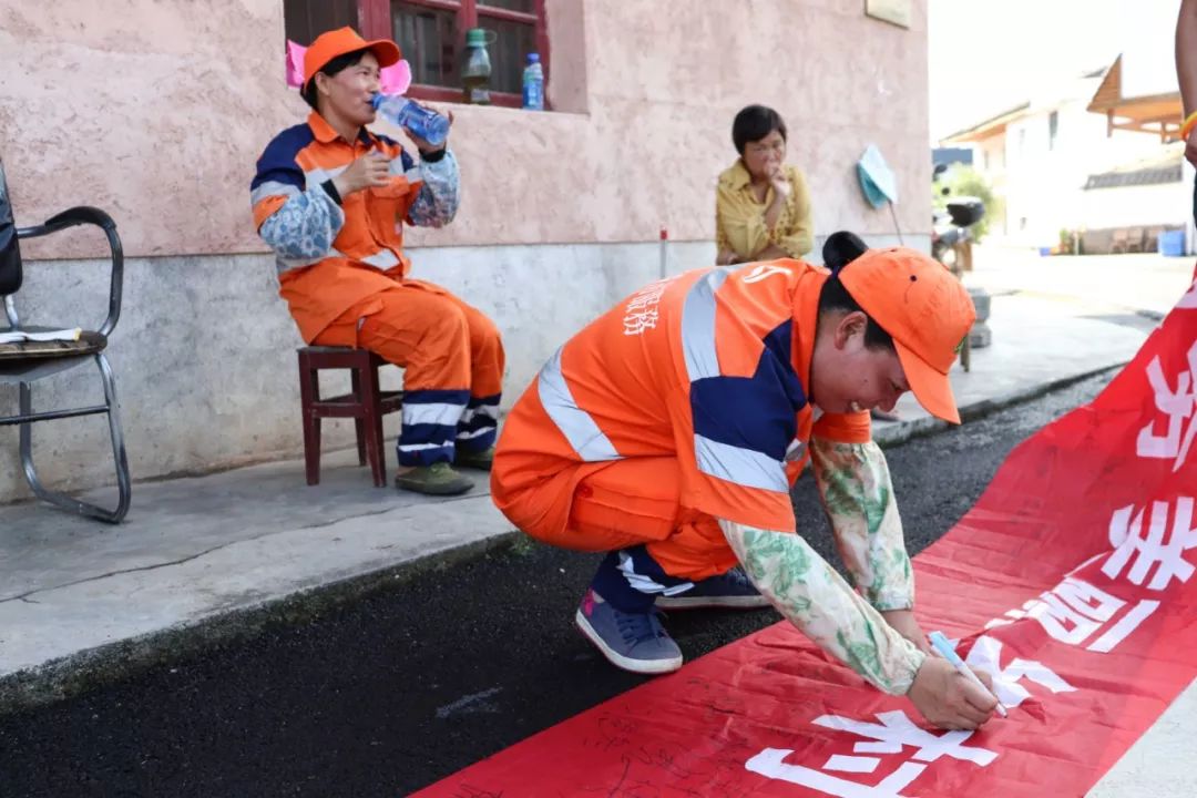 在"美丽中国,我是行动者"横幅签名仪式活动之后,我们与清洁工阿姨合影