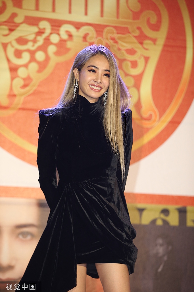 蔡依林庆功一袭黑裙气场a爆了举杯畅饮笑不拢嘴