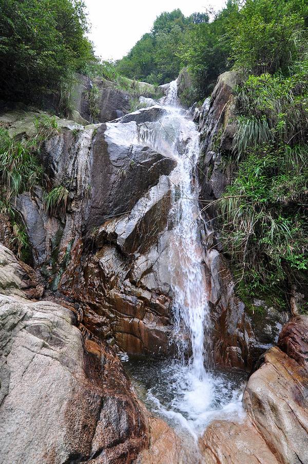 告别法师,三步一回头,看山观寺听龙泉,心中涌出几行字"背倚大阴山,面