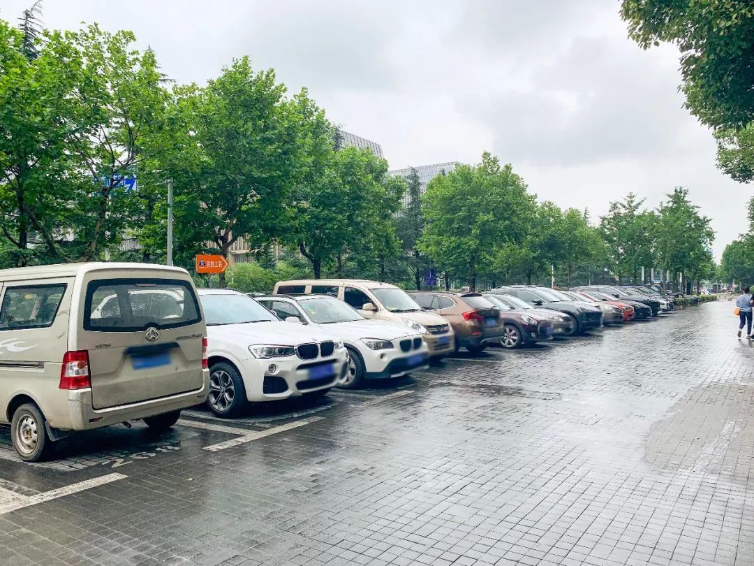 而其周边的富春江东街(江东中路至庐山路)道路停车不过才6元/小时