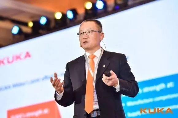 佩戴橙色领带出席活动的王江兵.图片来源:库卡