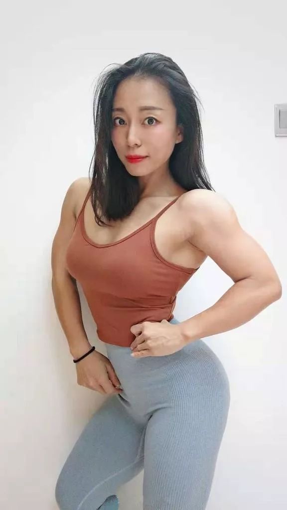 80后语文老师健身狂瘦70斤体脂15一身肌肉秒杀体育老师