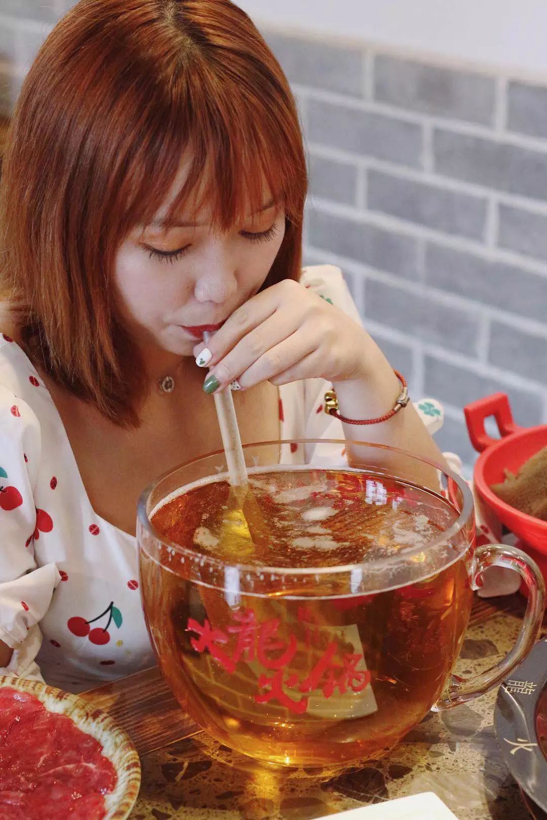 这家神仙火锅店有整整两层啤酒一杯5升大还能开party