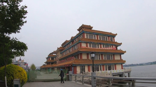 丹东鸭绿江边有安东阁,是朝鲜传统建筑风格,如同哈尔滨友谊宫