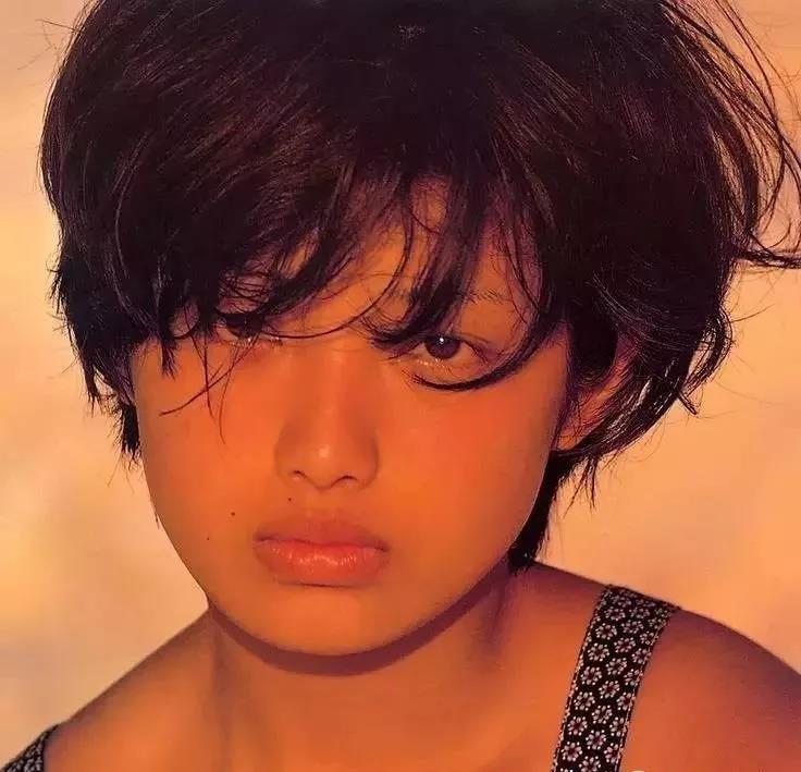 因此,当山口百惠遇到真命天子三浦友和后,毅然决然的与他组建了家庭