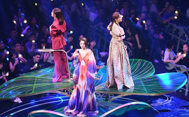 金曲奖揭晓!邓紫棋带来惊艳串烧!she合体简直太催泪!