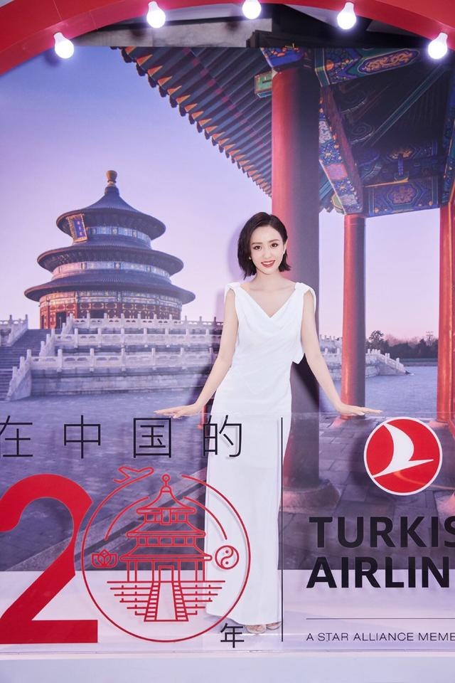 原来是她出席了在北京举办的土耳其国家旅游形象大使授予仪式,佟丽娅