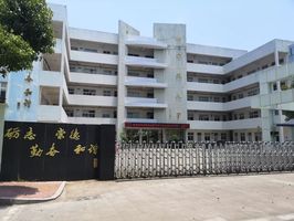 一个多小时的车程后,同学们抵达了柳市镇六中.