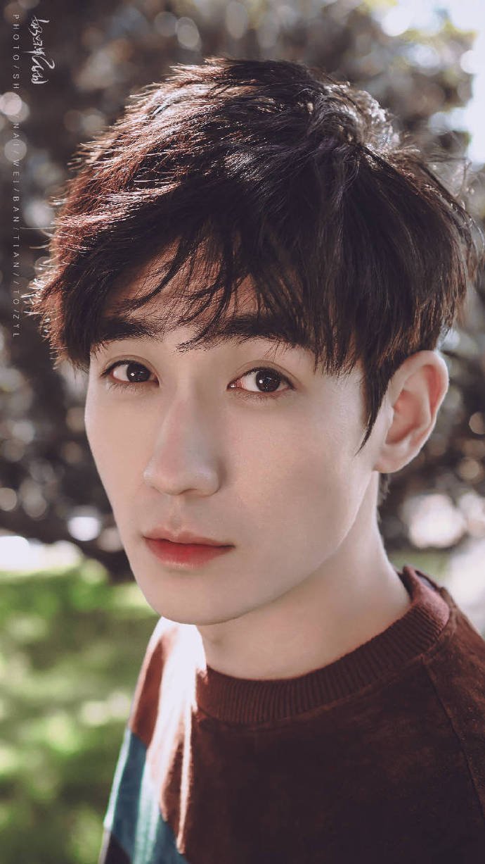 听说盯着朱一龙眼睛看三秒 心脏会怦怦跳_龙的