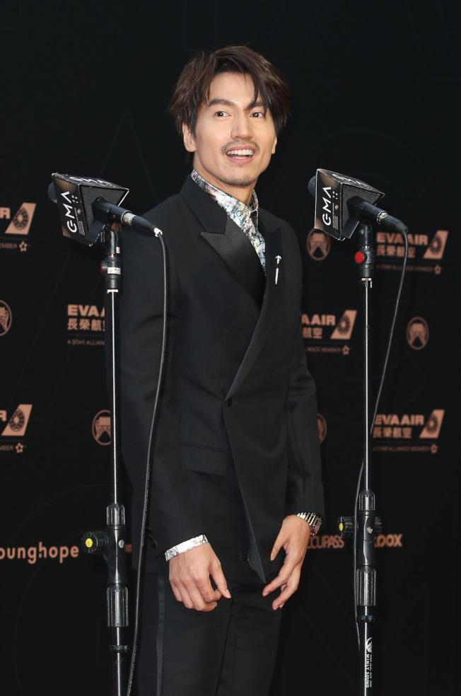 颁奖人,接受红毯主持人访问时,坦言心情很紧张,表示最想见到陈镇川