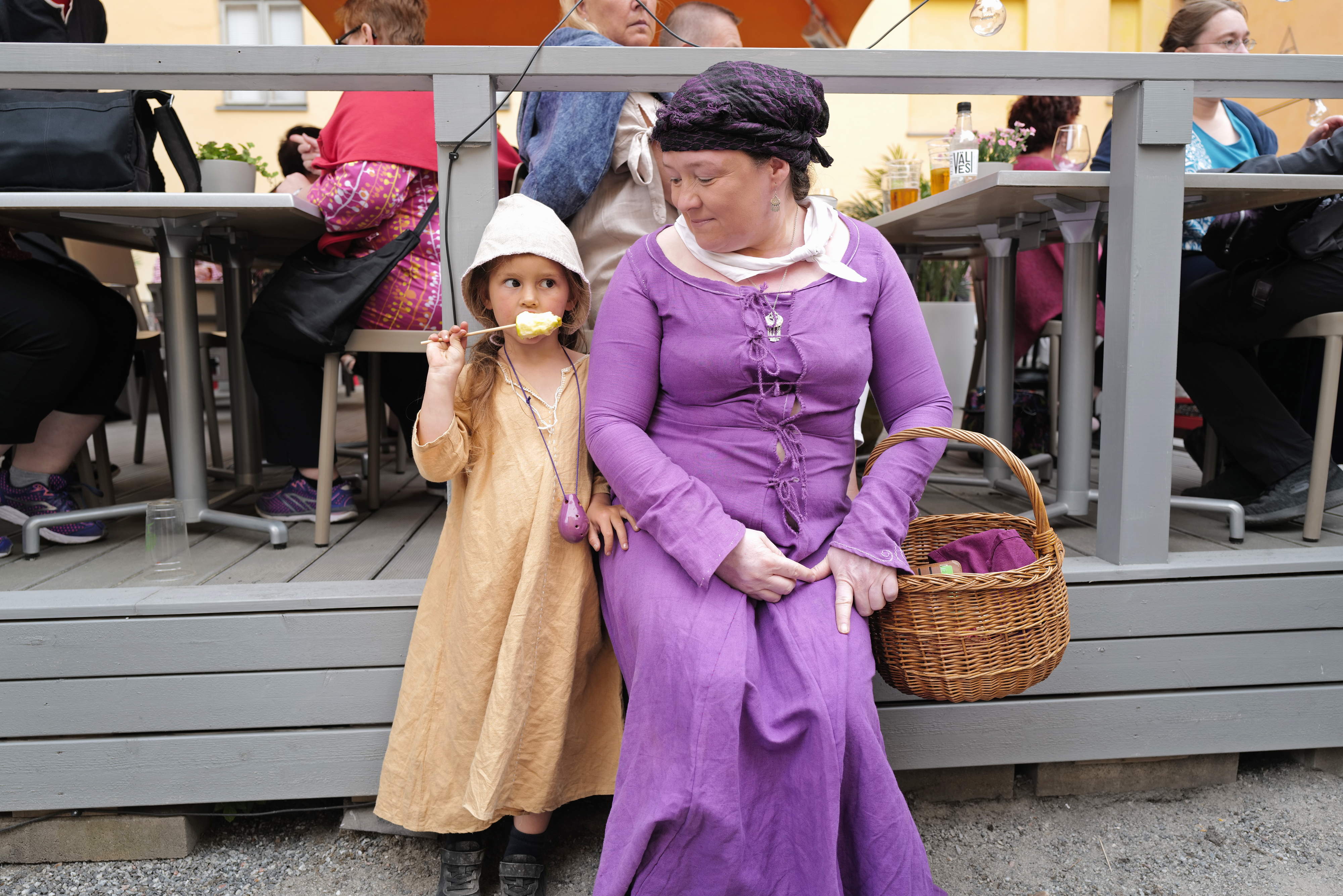 6月29日,在芬兰图尔库,妇女与儿童穿着中世纪服装参加活动.