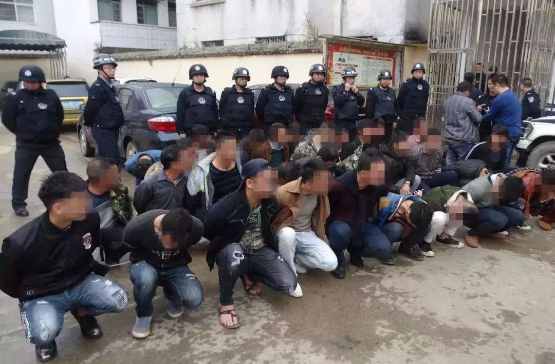 犯聚众斗殴罪,判处有期徒刑二年六个月.