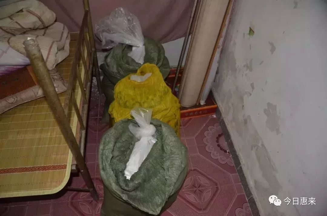 警方缴获的麻黄素:侦查中,专案组还发现陈某艮与吴某伟交易了一批