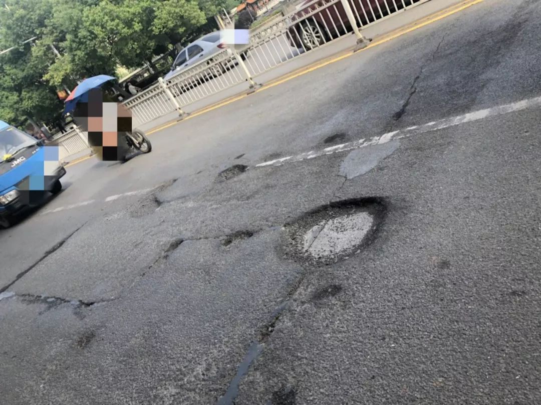 耒阳这些路上到处都是坑就没有人管管吗