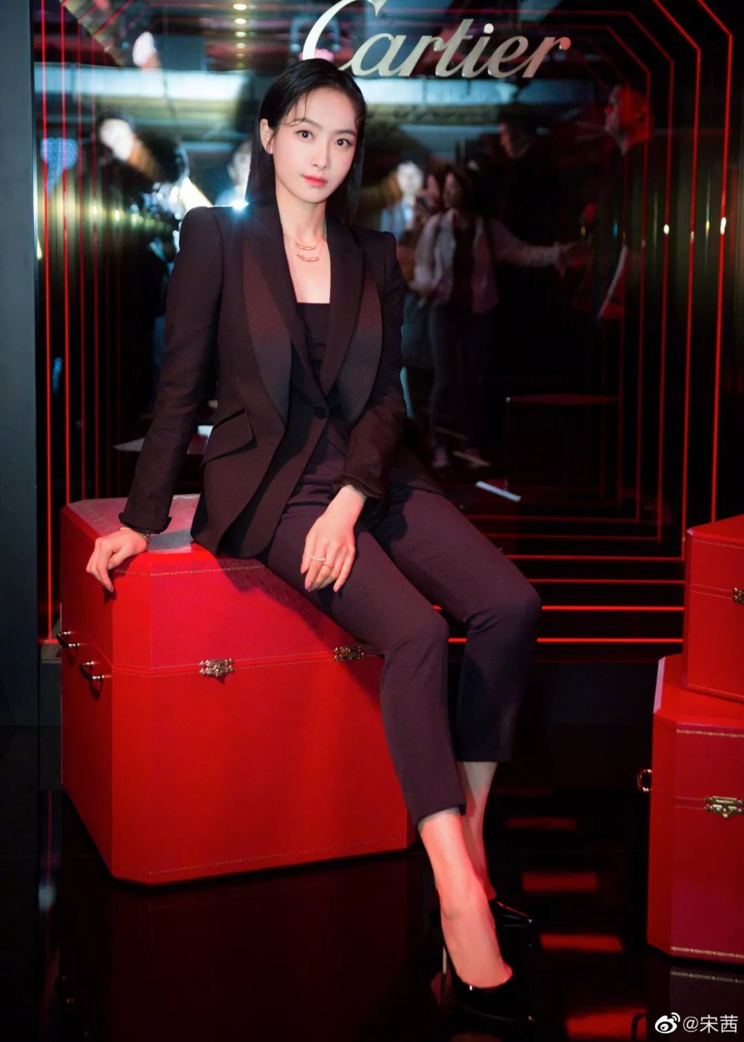 超a的西装裙,还有谁比戚薇更合适?