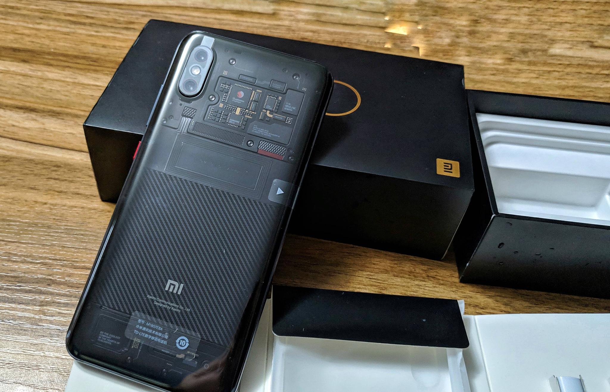 小米8透明探索版开箱:最佳入手时机到了!