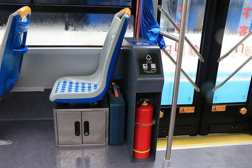 车上配备有垃圾桶,涉嫌违法犯罪","影响公交车驾驶员安全驾驶驾驶座