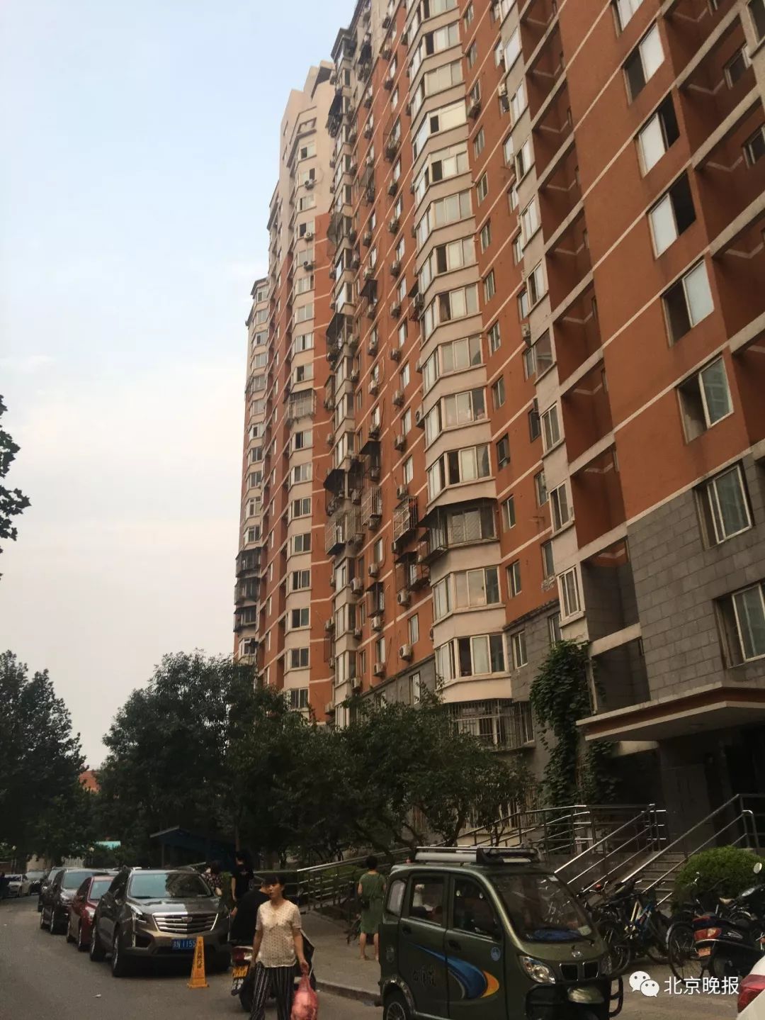 北京一居民区有人接连往楼下扔砖头谁干的?