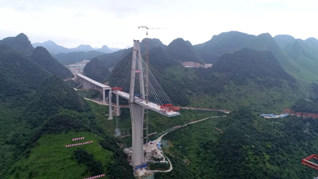 這座大橋就是平塘特大橋,位於貴州省餘慶至安龍高速公路平塘至羅甸段