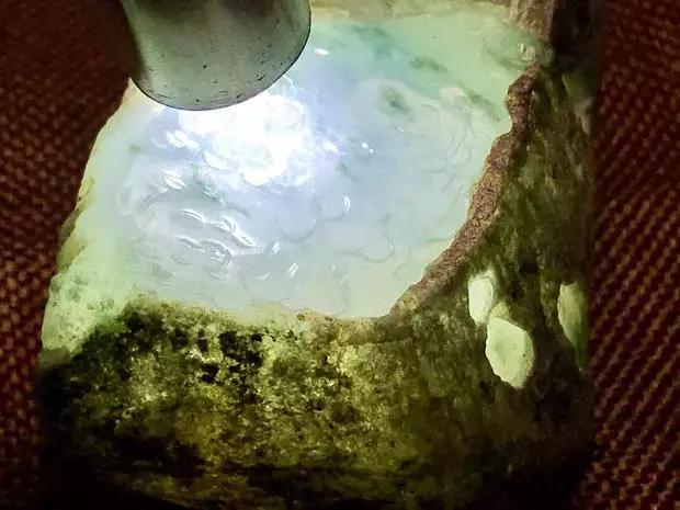 不起眼的老后江翡翠原石,开窗暴涨,玉肉似果冻般诱人