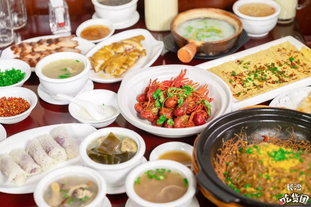 传承31年,集各色南北小吃之大成,华天美食街带你给五星级的服务,大众