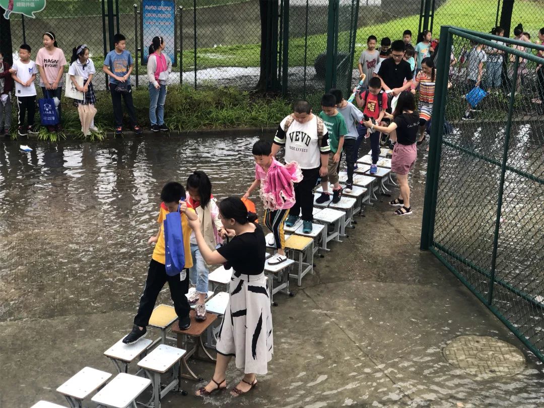 【新时代文明实践】湿了衣鞋,却暖了心!