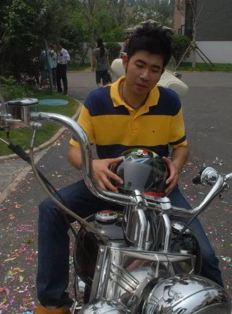 这个人就是刘丰源,刘丰源是位低调的男演员,与王子文合作过《家,n次方