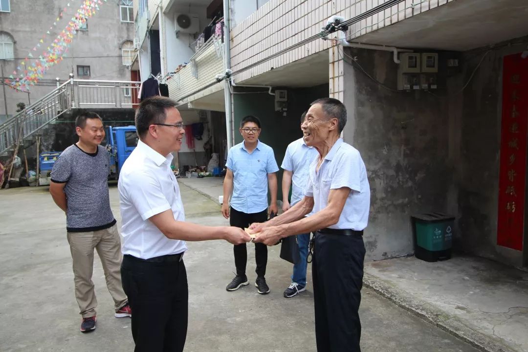 全民安全教育月安全入心宣教先行市商务局赴大球村开展安全教育宣传