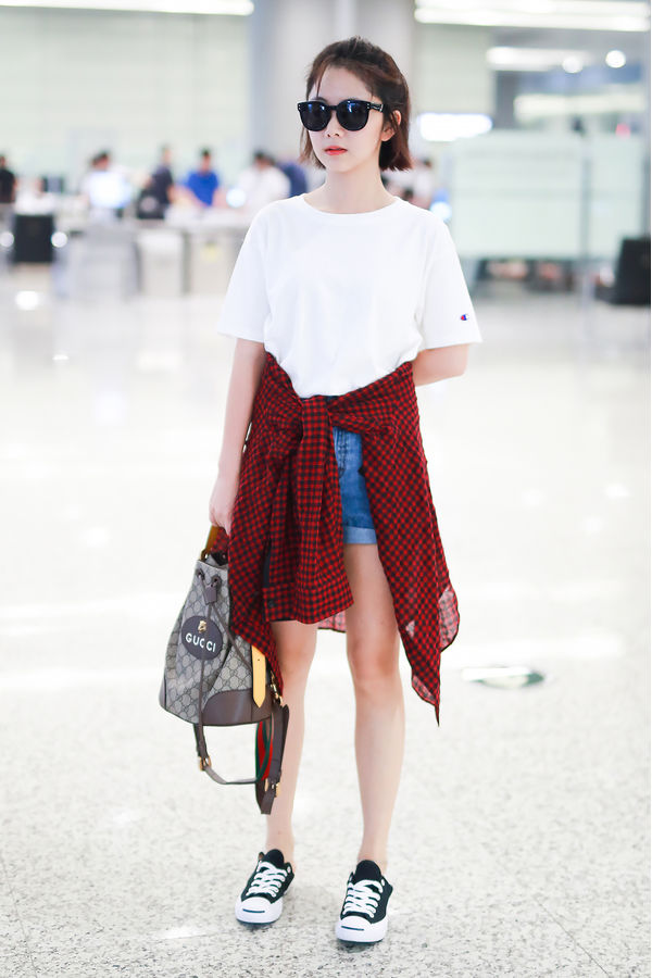 原创谭松韵真快30岁了?穿t恤配条纹短裤很清爽,搭小白鞋充满魅力