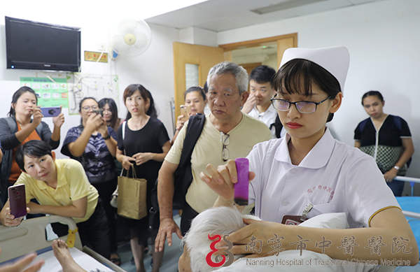 在醫院醫務部部長王昆的陪同下,東盟友人們首先來到醫院腦病二科病區